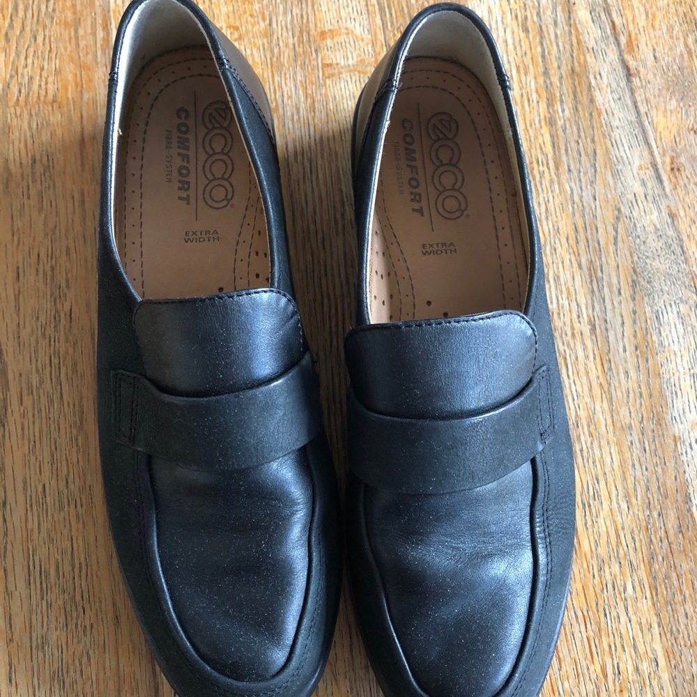 ECCO women’s black loafers